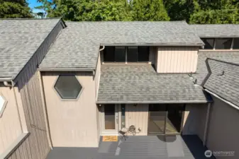 Spacious townhouse that lives like a single family home