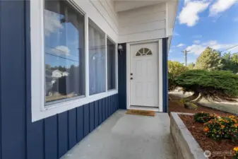 Nice covered front porch.