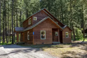 17 Liberty Lane Bear Paw cabin is all that a mountain getaway should be!