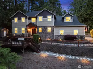 Close to shopping in both Gig Harbor and Silverdale, both major hospitals, fishing pier, and Banner Park.