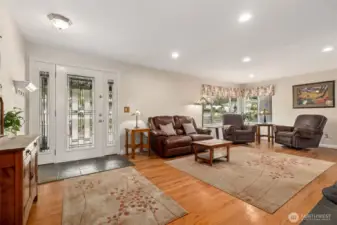 The lighting! Wood floors! Warm tones! Plentiful windows!