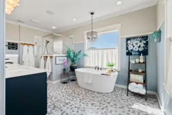 Large soaking tub!