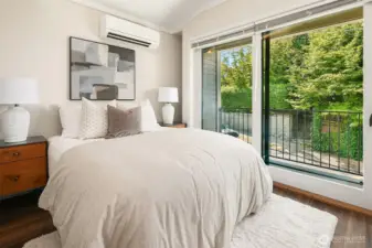 DADU- Loads of natural light and 2 sliders leading to large deck with views.