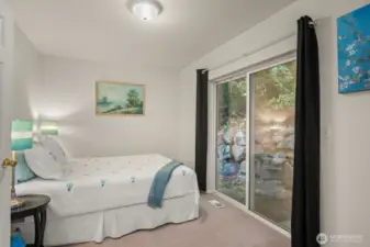 Guest room/office on New carpet is grey color