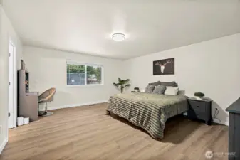 sprawling primary bdrm