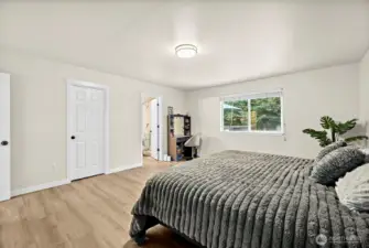 sprawling primary bdrm