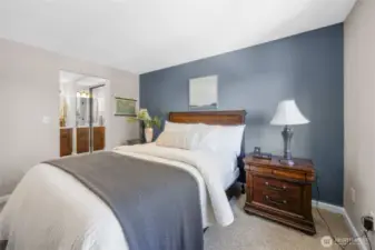 Large primary suite with private en-suite bath