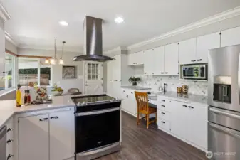 Bright & gorgeous Kitchen!