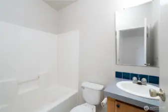 Bright Bathroom with Shower/Tub