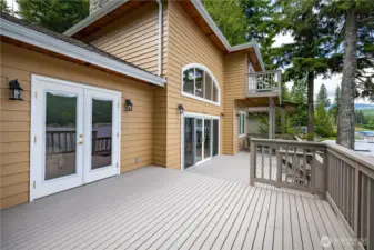 Updated and expansive deck.