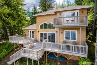 Move-in ready, pack your bags and come enjoy this high quality home on the lake.