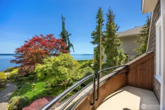 2nd level view balcony.