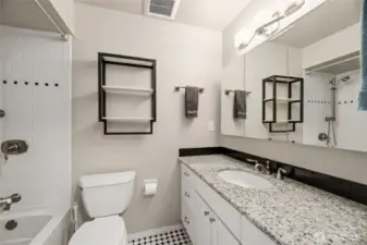 Primary en suite bathroom