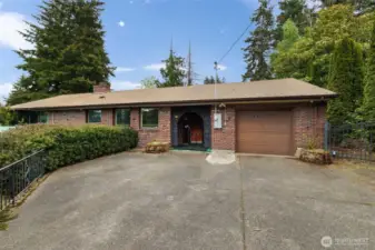 Lots of driveway parking