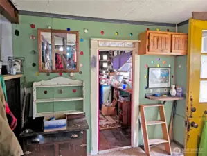 Artistic touches all over the place. I may take new pictures later to show the place a little better cleaned out, but the seller assures that it will be all tidy and ready for the new owners.