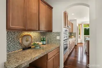 Butler pantry conveniently help you get the meals and drinks ready for the party!