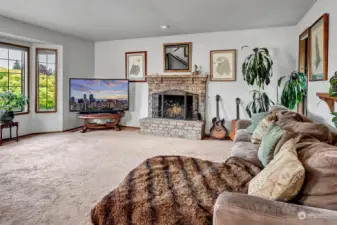 Large Living Room gives you options on arranging your furniture. Nice Bay window with view of front yard.
