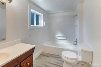 2nd bathroom with full tub/shower