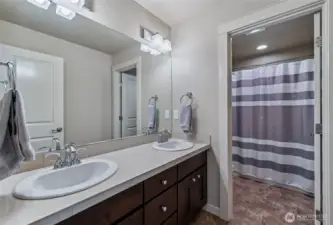 Full bathroom on the second floor.