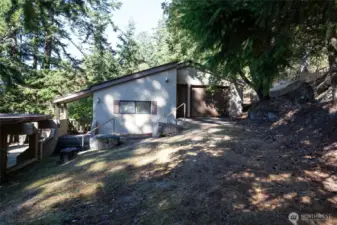 Studio building with 1 car garage