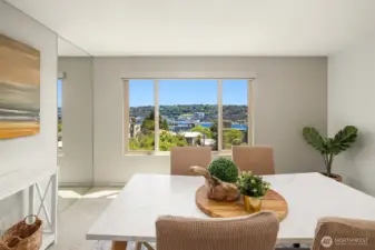 Dining room and living room with amazing 270° view