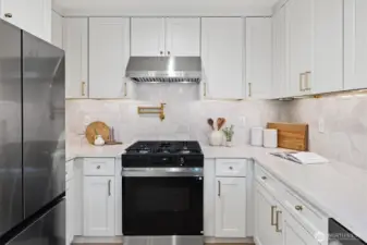 You'll find the presence of modern day luxuries and conveniences such as pot filler above stove & beverage center in your Bespoke fridge