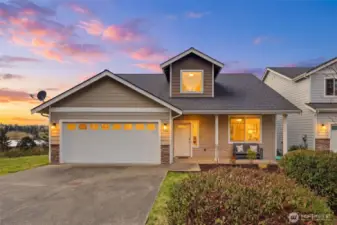 Twinkle twinkle, this home basks in the warm evening glow of the sunset.