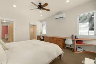 Yes, this home has air conditioning!