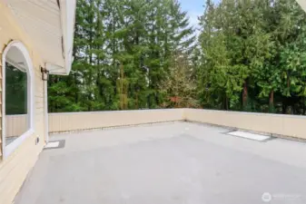 Awesome sundeck with 2 entry points