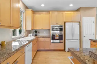 Gourmet Kitchen w granite tops, maple cabinets