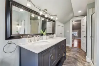 Vanity with Dual Sinks