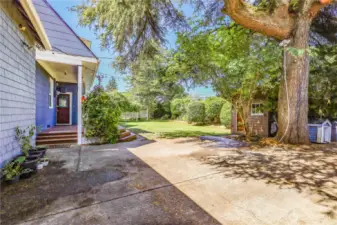 I'm telling you, this is the yard to have if you host bbq's, family reunions, or want to set up a cornhole or horseshoe competition amongst friends.