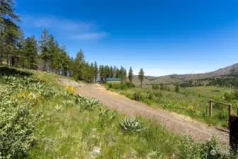 Entry gate and driveway to Cabin and outbuildings define relax and refresh here!