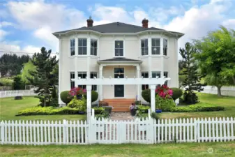 Historic  crowned jewel in the heart of downtown Coupeville.