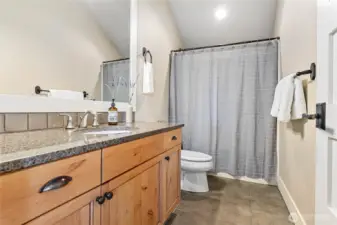 Full bath connected to 4th bedoom.