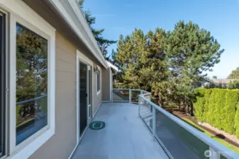 Upstairs deck off the family room