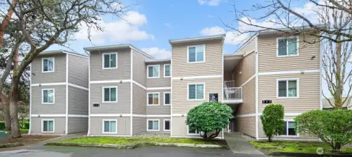 Welcome to Salish Village! 12435 NE 131st Court - Unit D-102 - Kirkland