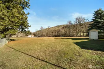 Fully fenced & irrigated yard/pasture area.