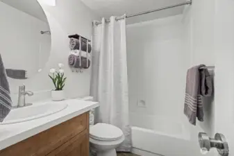 Full bathroom in the hallway.