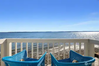 Upstairs front balconly.