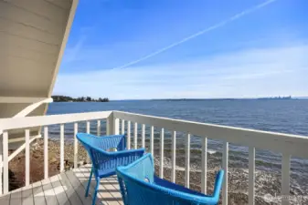 Upper front balcolny.