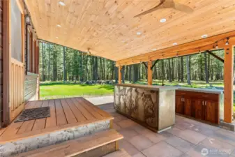 Superb outdoor kitchen for summer fun!