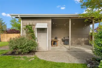 Single car garage with workshop and Carport