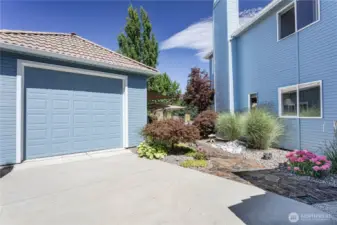 Detached Garage / Shop