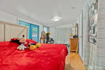 Large Bedrrom w/walk in closet