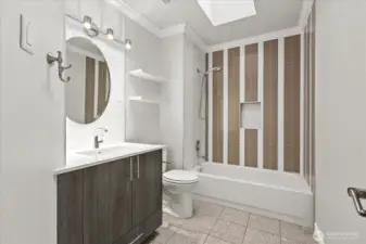 Upstairs Full Bathroom