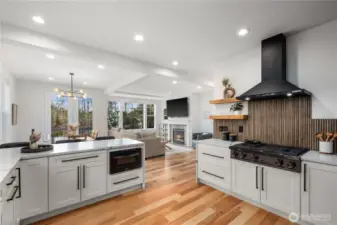 36" Dacor cooktop with 5 gas burners including wok burner and griddle