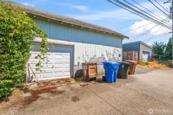 Detached garage