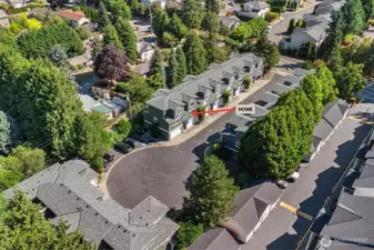 Walkable neighborhood connected to the Burke-Gilman Trail, perfect for outdoor enthusiasts.