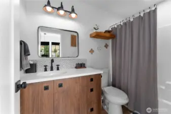 Full bath on the upper level of the home.